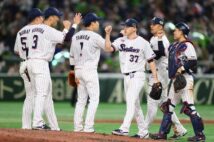 日本シリーズ第4戦、オリックスに勝ち、喜ぶ抑えのスコット・マクガフ（右から3人目）らヤクルトナイン（時事通信フォト）