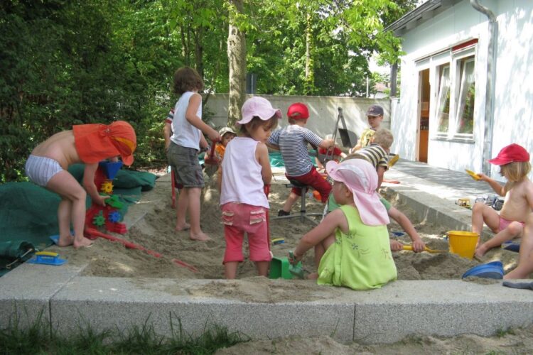 ドイツの幼稚園(キンダーガルテン)にて。小学校入学前から子供たちは自由にのびのびと遊ぶ。「ありのままの自分」を大切にする教育が根づいている(キューリング恵美子氏提供)