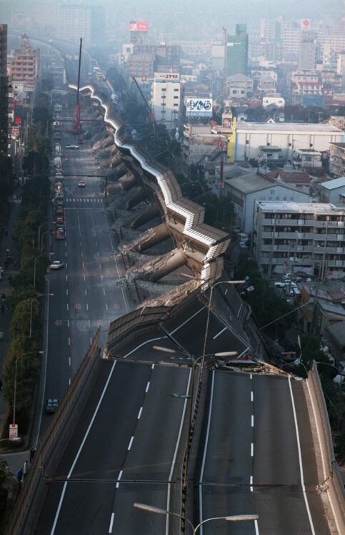 阪神大震災で崩落した高速道路(時事通信フォト)