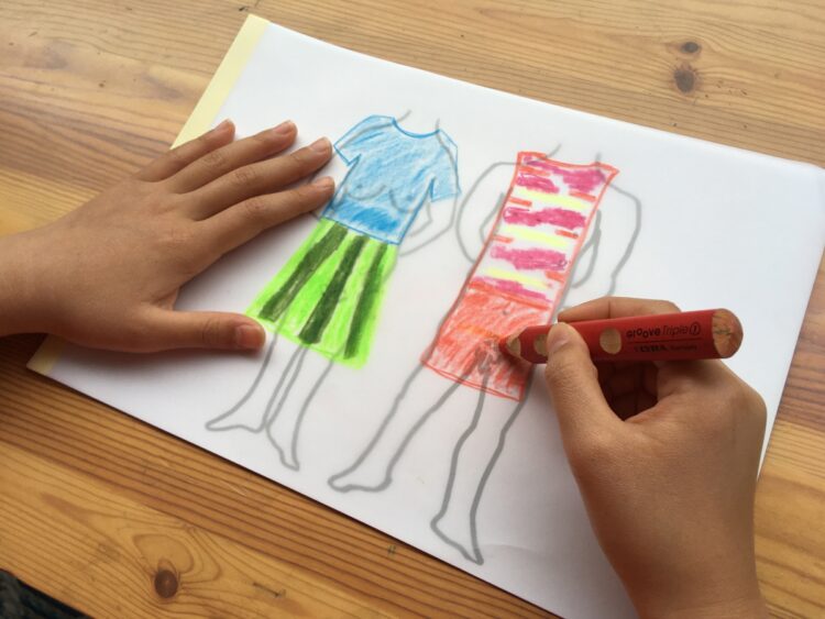 未就学児～小学校低・中学年向けのワークショップでは、シールや色塗りをしながら体の仕組みを知っていく