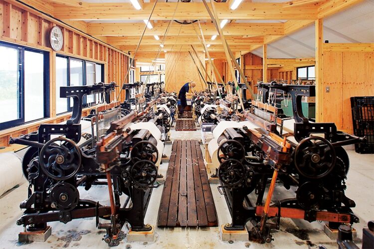 愛知県豊橋市にあるエニシングの工場。約100年前に製造された、トヨタとスズキのシャトル繊機を使用している