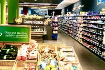 商品が整然と並ぶドイツのスーパーマーケット。店員は、自分の仕事をきっちりやるが、基本的に残業はせず、「お客様は神様」という考え方もしないという（キューリング恵美子氏提供）