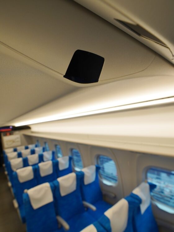 新幹線「N700S」の車内に設置されている防犯カメラ（時事通信フォト）