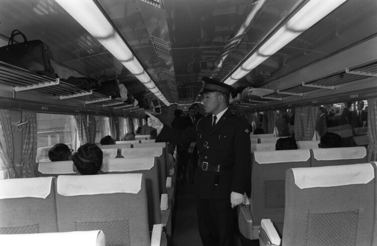 1967年、東海道新幹線に乗り込み、車内を見守る鉄道公安職員（時事通信フォト）