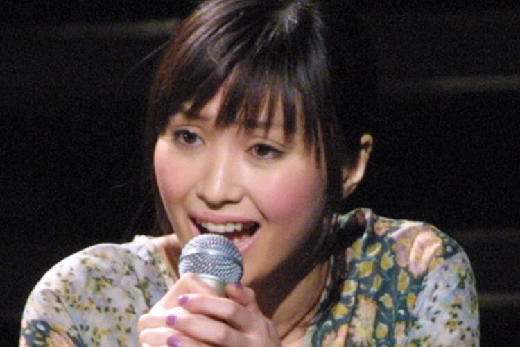2002年3月、日本ゴールドディスク大賞に出場した鬼束。当時まだ21歳