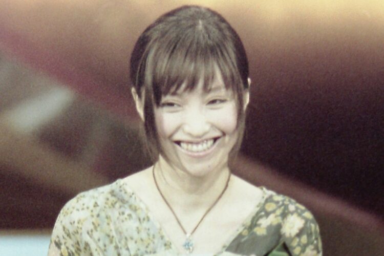 2002年日本ゴールドディスク大賞で『月光』を披露した鬼束は当時21歳