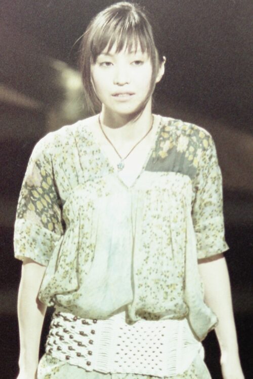 2002年日本ゴールドディスク大賞で『月光』を披露した鬼束