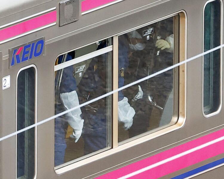京王線の死傷事件に遭遇した乗客は、緊急停車した電車の窓から脱出した（共同通信社）