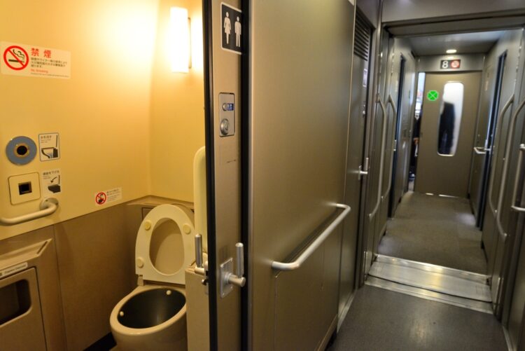 不審者から逃げる際、トイレは逃げ場を失うため入ってはいけない（写真／アフロ）