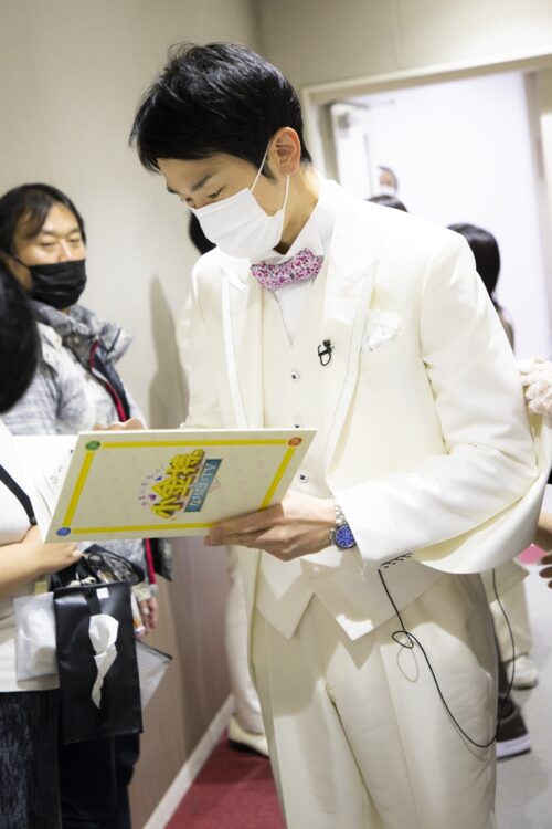 進行を務める濱家は真剣な表情で台本をチェック