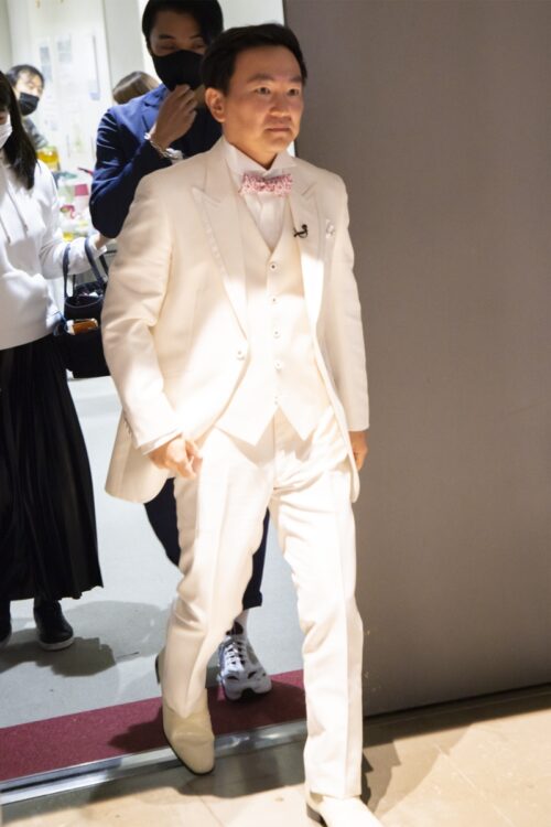 スタジオ入りするかまいたち