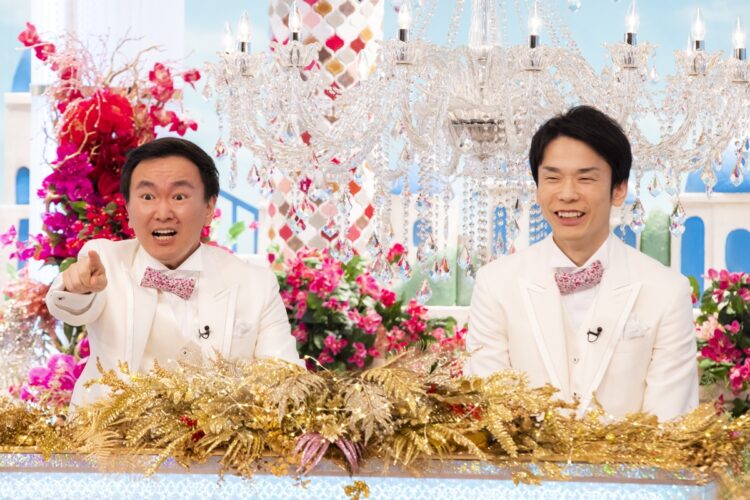 セットはシャンデリアなどが装飾された豪華なスタジオでの収録