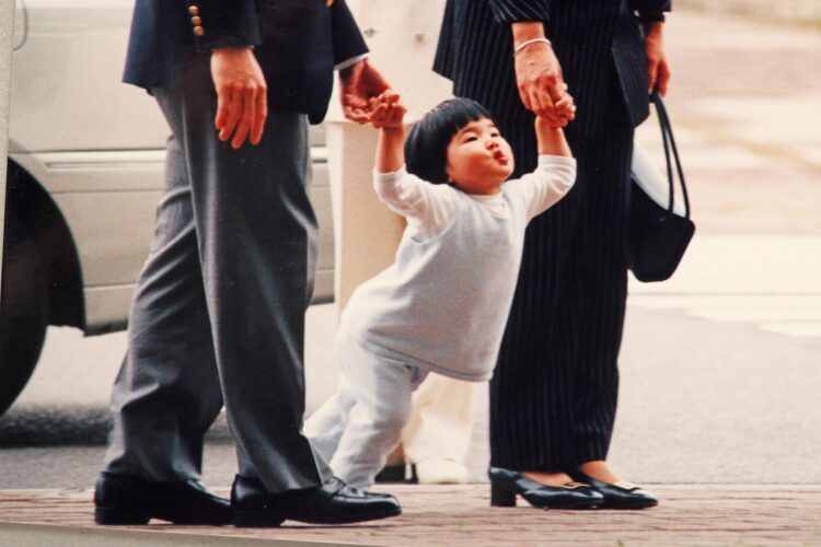 愛子さまは両手でぶら下がる