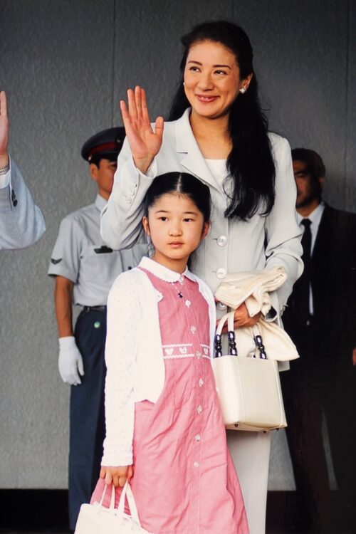 すこし控えめな愛子さまと、ロングヘアーの雅子さま