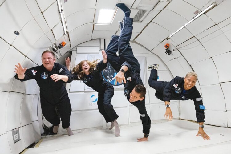 スペースXは今年9月に4人を乗せた宇宙船「クルードラゴン」で3日間の地球周回旅行に成功（写真＝SPACE X／AFP／AFLO）