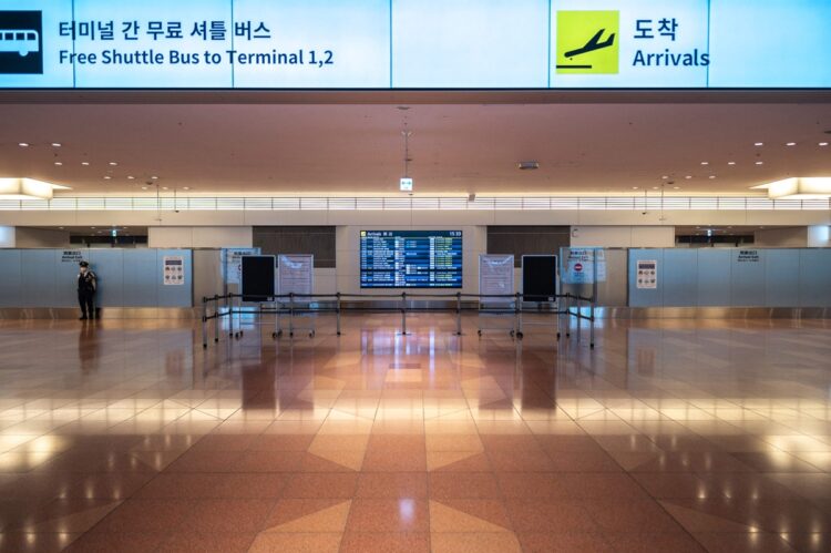 外国人の新規入国禁止で閑散とした羽田空港（写真／AFP＝時事）