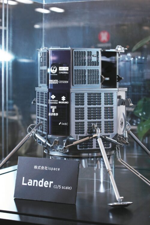 月着陸船（ランダー）の模型。実寸は幅約2.6m、高さ約2.3m