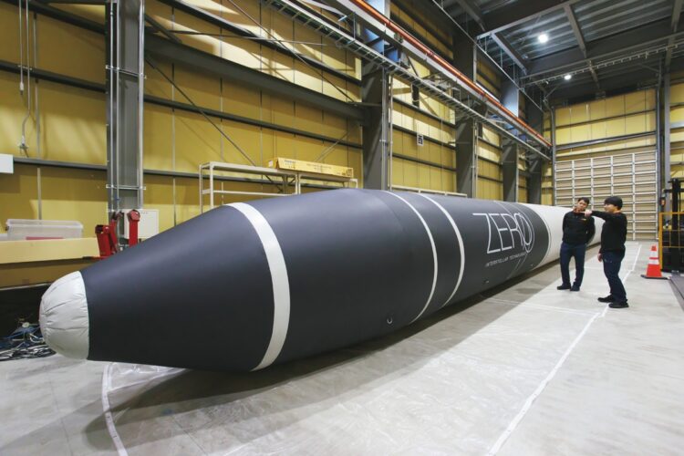 2023年度の打ち上げを目指す新型ロケット「ZERO」の実寸大バルーン模型