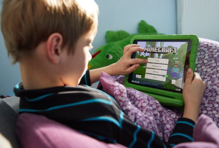 マインクラフトをプレイするドイツの子供（Getty Images）