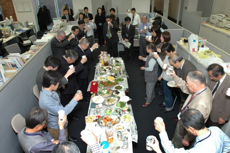 2004年12月28日、オフィスで開かれた仕事納めの宴会で乾杯をする社員。この光景は今年も見られない（時事通信フォト）