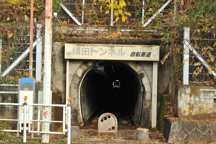 村山軽便鉄道が走った線路跡は、現在も一部が残り自転車道として活用されている