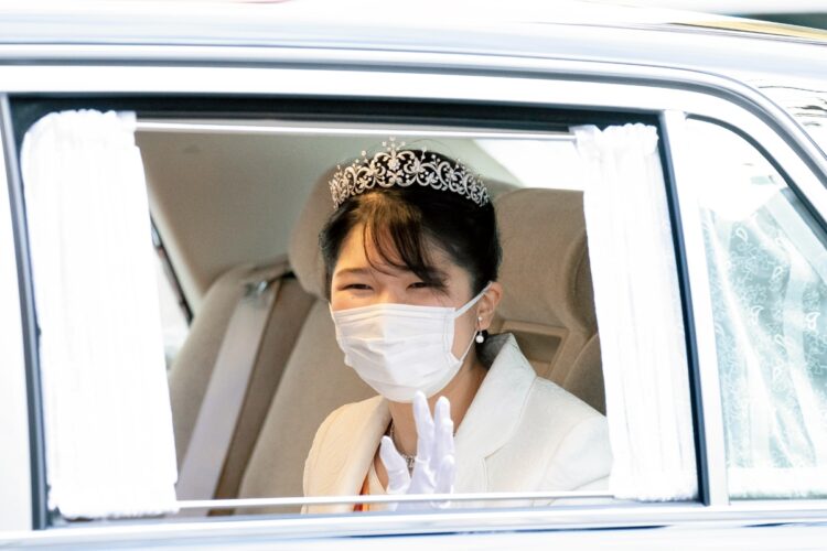 愛子さまは学習院大に進まれている（写真は上皇ご夫妻へのご挨拶のため、お車で仙洞仮御所へと向かわれる愛子さま／雑誌協会代表取材）