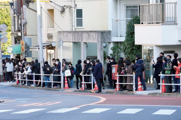 。その姿をひと目見ようと、沿道には多くの人々が詰めかけた（写真／雑誌協会代表取材）