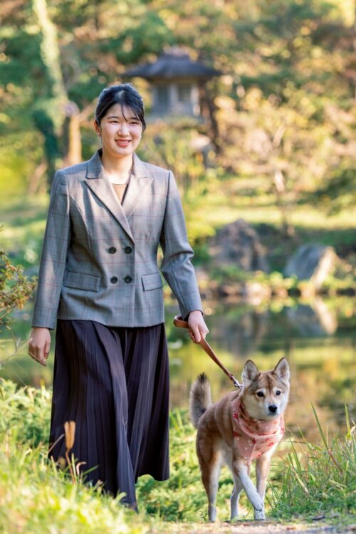 愛犬の「由莉」とともにご成長された成人されたのが、雅子さまのご長女・愛子さま（写真／宮内庁提供）