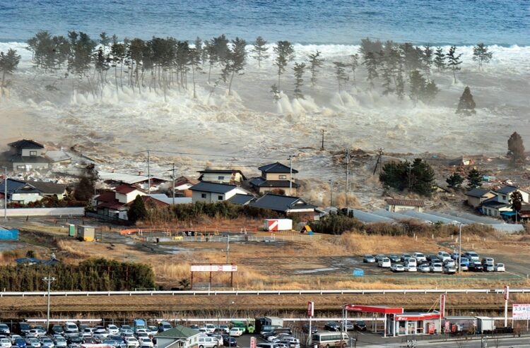 東日本大震災時の津波。南海トラフ地震では、約2倍の高さで到達する（共同通信社）