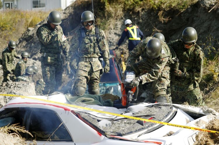 南海トラフ地震を想定した防災訓練で、救助活動をする自衛隊員（共同通信社）