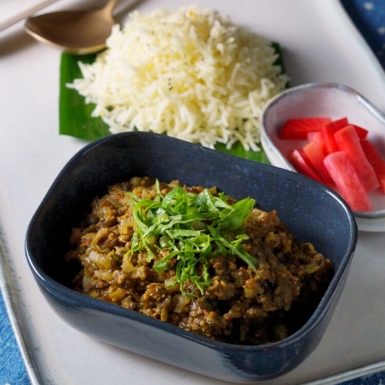 生もずくを細かく刻んだ「もずくキーマカレー」