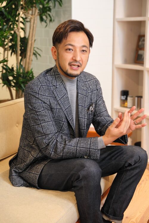 「男性は顔を精悍に見せたい人が多い」と話すマンダムの西村社長
