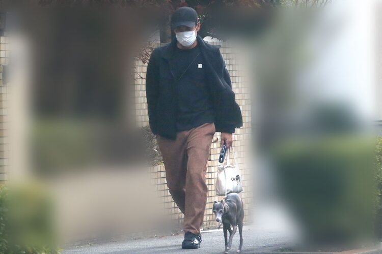 ベッキーの愛犬と散歩をする片岡氏