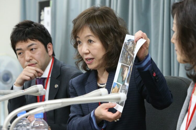 2018年4月、動物愛護法の改正を求める署名を提出後、記者会見する女優の浅田美代子さん。要望には繁殖業者やペットショップによる繁殖回数制限を求める内容も含まれていた（時事通信フォト）