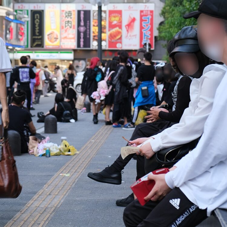 今回の事件は、さまざまな少年少女が集まる「トー横」界隈で起きた