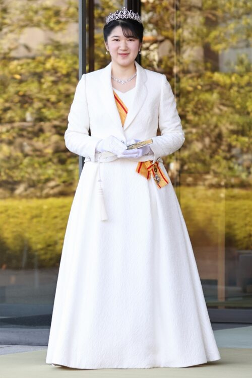 愛子さまは成人された際、テーラードカラーのドレスをご着用（写真／JMPA）