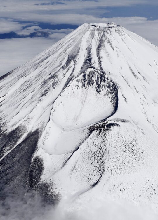 約300年前の噴火では、江戸の町に16日間にわたって火山灰が降り続けた（写真／共同通信社）