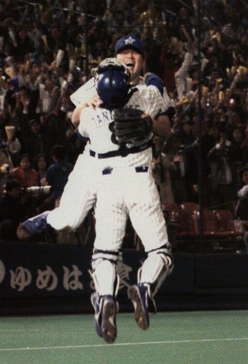 1998年、日本一を決め、抱き合って喜ぶ横浜・佐々木主浩と谷繁元信(時事通信フォト)