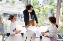 フラットな関係が求められている(写真はイメージ)