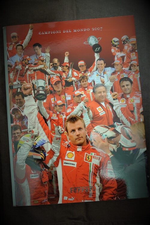 チャンピオンに輝いた時のフェラーリ公式ブック『CAMPIONI DEL MONDO 2007』（執筆者私物）