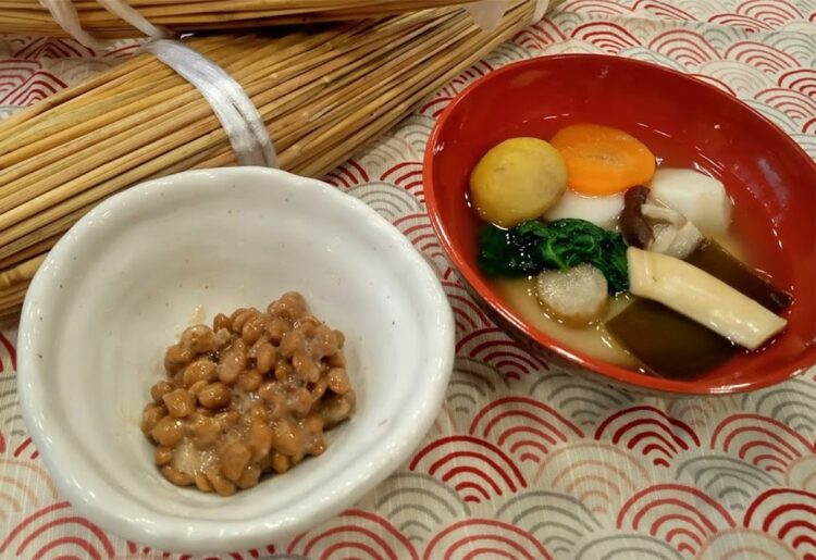 納豆をもちにからめる「納豆雑煮」