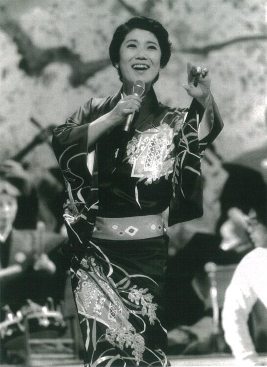 1985年、21回目の出場となる第36回紅白で『人生夢三味線』を熱唱する水前寺清子
