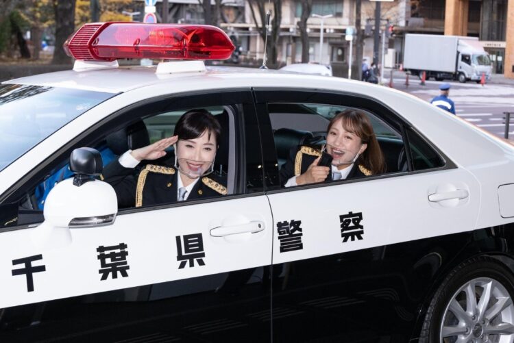 パトカーに乗り千葉市内を回る伍代とSKE48の斉藤