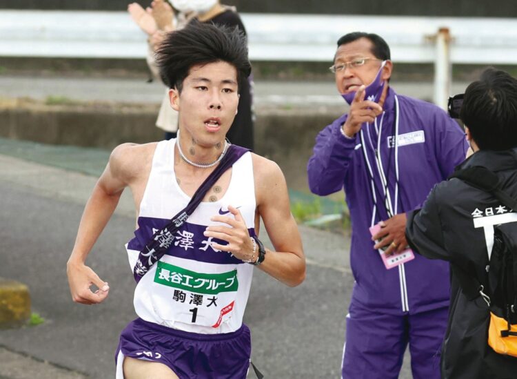 日本人学生ナンバーワンとの呼び声も高いエースの田澤廉選手と、「男だろっ！」と選手に檄を飛ばすことでも有名な大八木弘明監督（写真／共同通信社）