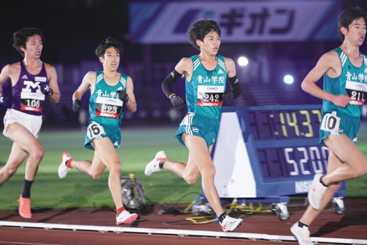 青山学院大の主将・飯田貴之（写真右から2番目／撮影：内海裕之）