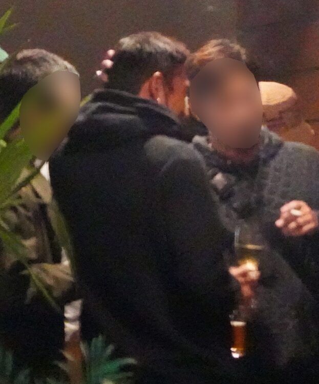 男性らと語り合う伊勢谷友介