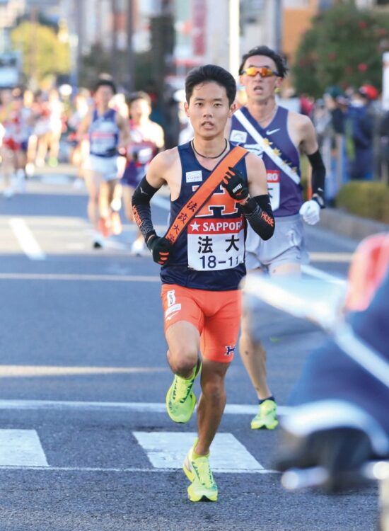 前回1区で区間賞を獲得した法政のエース鎌田航生。「普段は気さくで、後輩からもイジられる天然キャラなんです」（大井記者。写真／時事通信フォト）