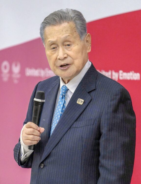 五輪組織委会長だった森喜朗氏は「女性がたくさんいる理事会は時間がかかる」と発言して辞任に追い込まれる（写真／共同通信社）