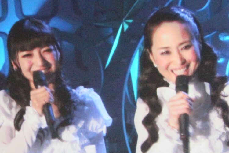 紅白歌合戦に揃って出場した松田聖子と沙也加さん（2011年12月撮影）