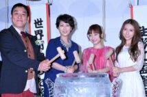 『アナと雪の女王』大ヒット記念イベントでの神田沙也加さん。共演のピエール瀧、松たか子、May.Jと（2014年3月撮影）